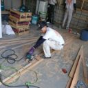 木材の切断をする塗替え道場の職人