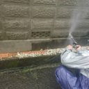 塀の水洗浄をする塗替え道場の職人