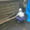 塀の水洗浄をする塗替え道場の職人