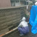 塀の水洗浄をする塗替え道場の職人