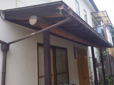 外壁塗装工事の玄関周りの施工前